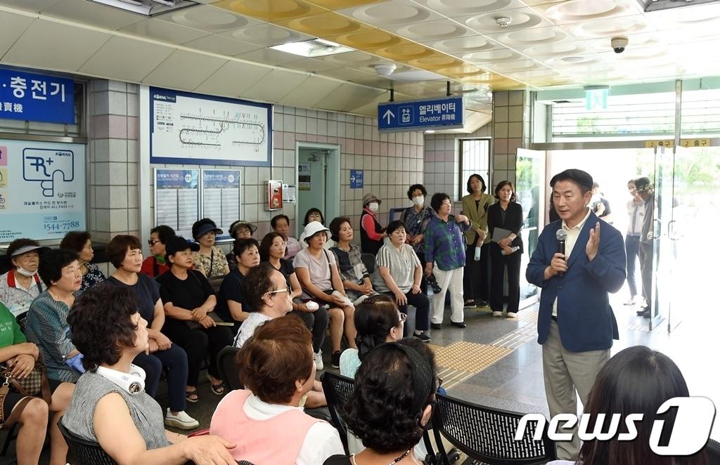 지난 7일 김동근 의정부시장이 한국철도공사의 망월사역 북부역사 폐쇄 조치에 반발하는 시민들과 1호선 망월사역 내부에서 대화하고 있다. &#40;사진제공=의정부시&#41;