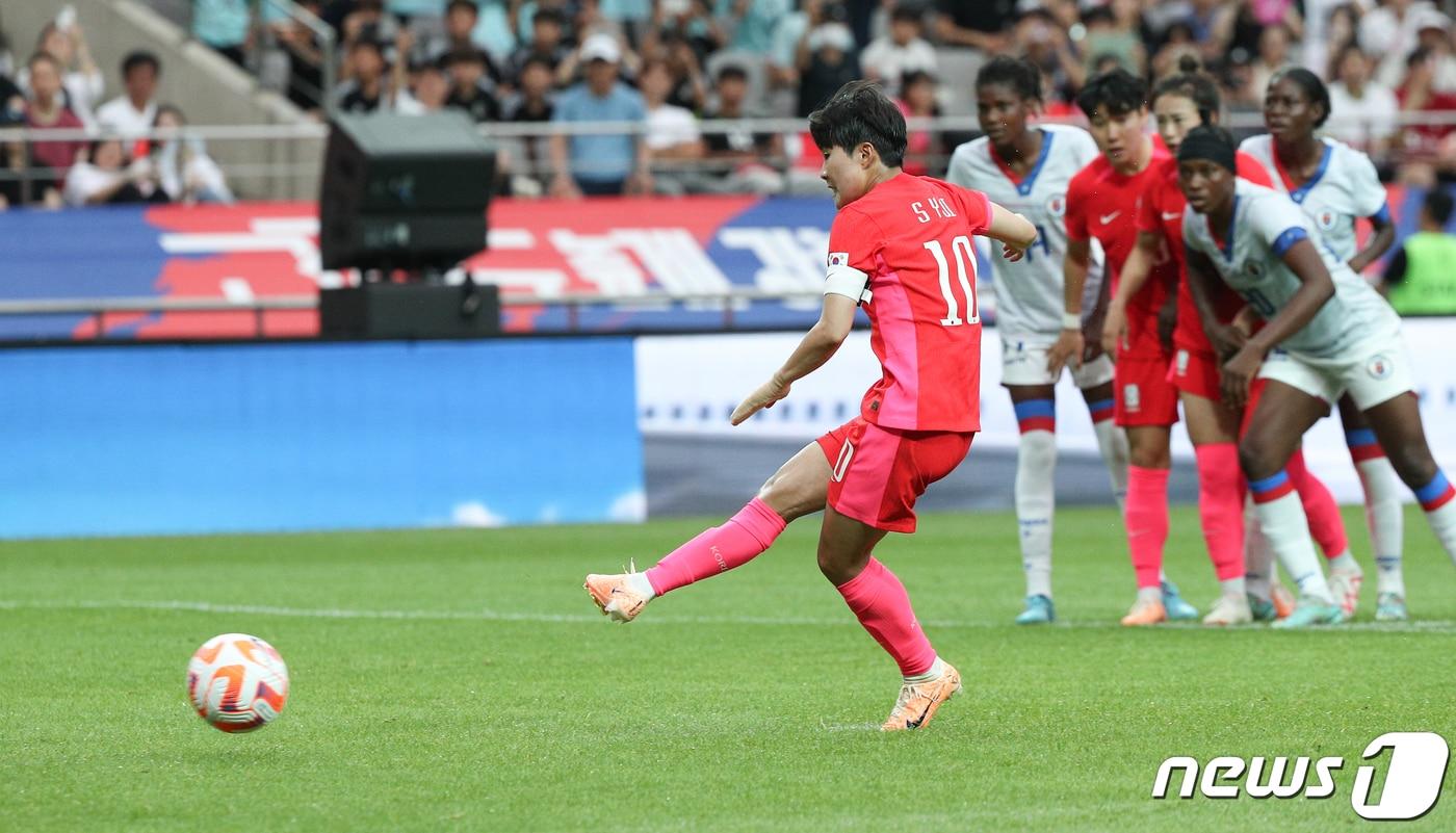 지소연이 8일 서울 마포구 상암동 서울월드컵경기장에서 열린 대한민국 여자축구 대표팀과 아이티의 평가전에서 페널티킥 동점골을 넣고 있다. 2023.7.8/뉴스1 ⓒ News1 허경 기자