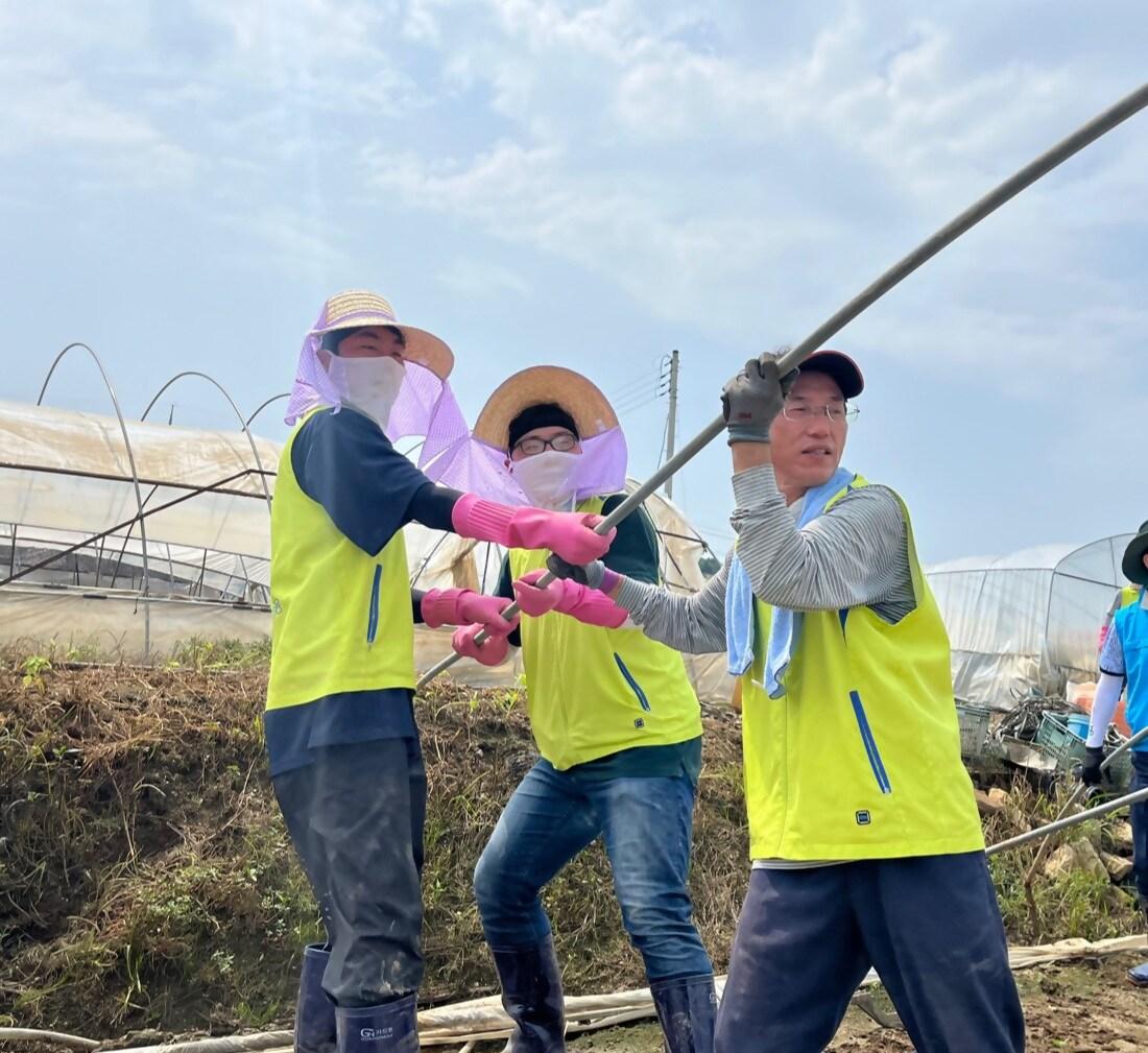 지난달 31일 충남 부여군 장암면에서 금융지주 봉사단,  농협 충남본부 부여군지부,  농협 대전본부 직원 등 40여명이 함께 집중호우 피해 농가를 찾아 일손 돕기에 나섰다.  김익수 NH농협금융지주 경영기획부문 부사장&#40;사진 오른쪽&#41;과 봉사단원들이 수해 피해 농가에서 복구 작업을 하고 있다. &#40;농협금융 제공&#41;