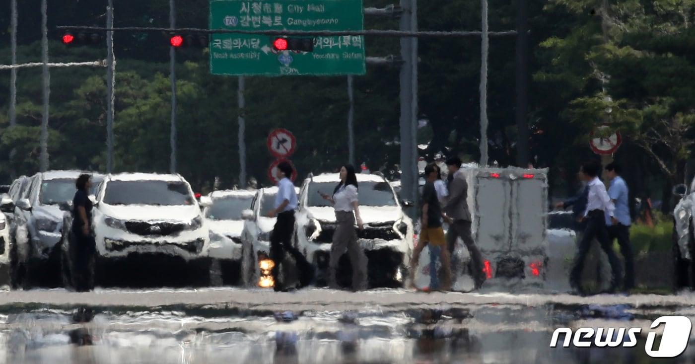 한낮 기온이 36도까지 오르며 전국 대부분이 폭염 경보가 발효된 지난해 8월1일 서울 영등포구 여의대로 일대 아스팔트 위로 아지랑이가 피어 오르고 있다. 2023.8.1/뉴스1 ⓒ News1 김성진 기자