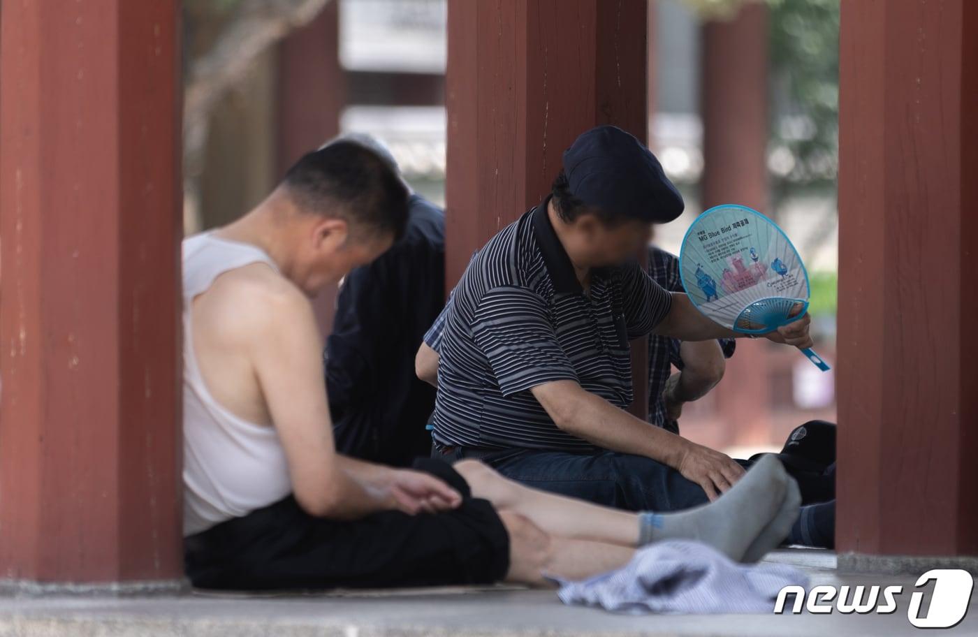 폭염으로 인한 온열질환 환자가 증가하고 있는 1일 오후 서울 종로구 탑골공원에서 한 어르신이 부채질을 하고 있다. 온열질환은 폭염에 장시간 노출될 때 열로 발생하는 급성질환이다. 무더위에 장시간 노출 시 두통, 어지러움, 근육경련, 피로감, 의식 저하 등의 증상을 보인다. 2023.8.1/뉴스1 ⓒ News1 이재명 기자