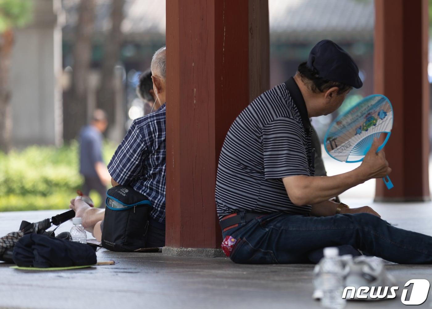 폭염으로 인한 온열질환 환자가 증가하고 있는 1일 오후 서울 종로구 탑골공원에서 한 어르신이 부채질을 하고 있다. 온열질환은 폭염에 장시간 노출될 때 열로 발생하는 급성질환이다. 무더위에 장시간 노출 시 두통, 어지러움, 근육경련, 피로감, 의식 저하 등의 증상을 보인다. 2023.8.1/뉴스1 ⓒ News1 이재명 기자