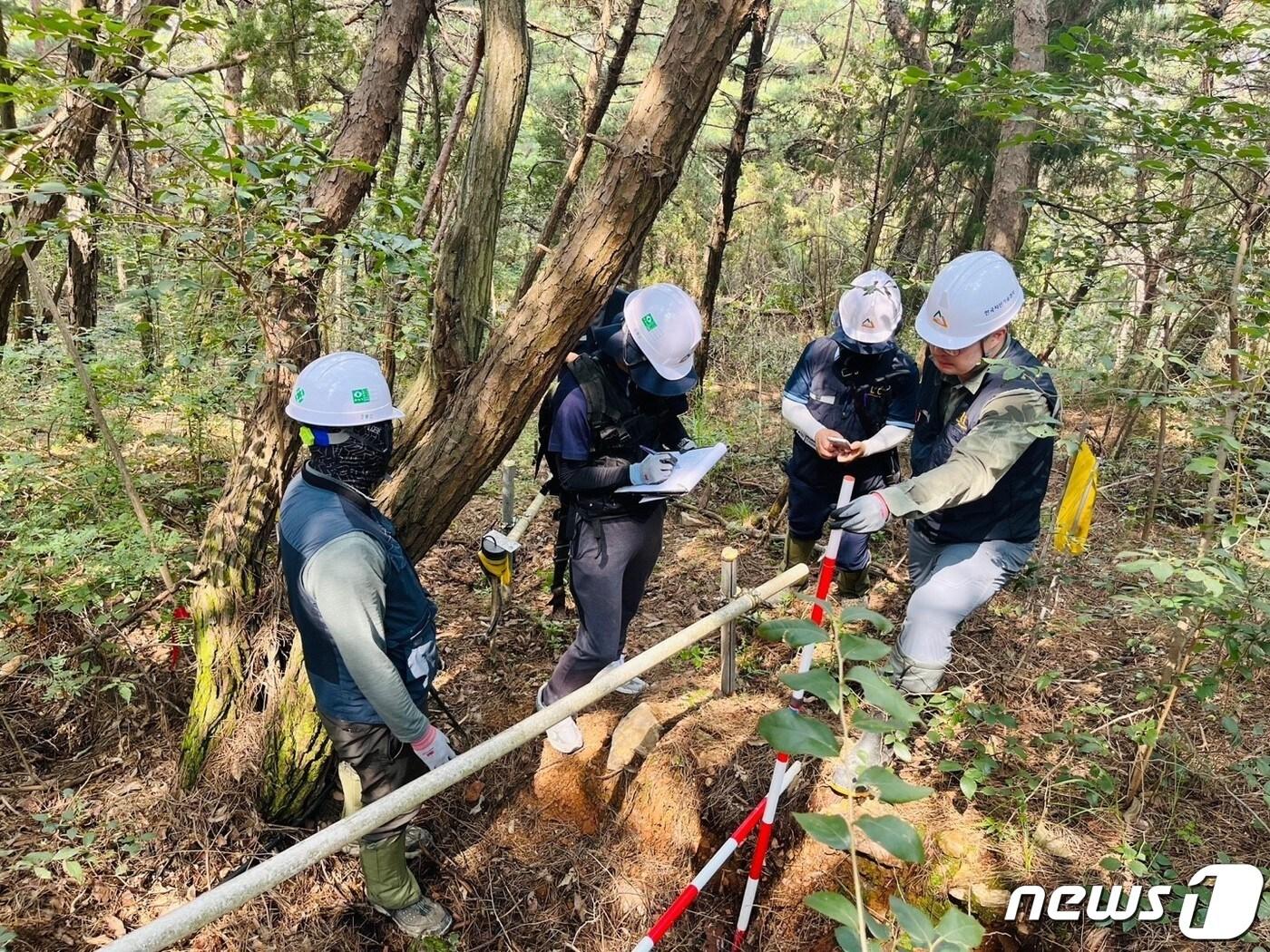 산림청이 전북 장수군 지진과 관련, 전문가 현장 점검에 나선 결과 이상 징후는 없는 것으로 나타났다. 전문가들이 지진발생에 따른 땅밀림 무인원격감시시스템을 점검하고 있다.&#40;산림청 제공&#41;2023.8.1/뉴스1