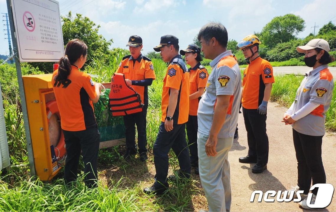 광주시 소방안전본부가 광산구 임곡교 일대에서 물놀이 안전사고 예방을 위한 현장 지도점검을 하고 있다.&#40;광주시 제공&#41;2023.8.1/뉴스1 ⓒ News1 박준배 기자