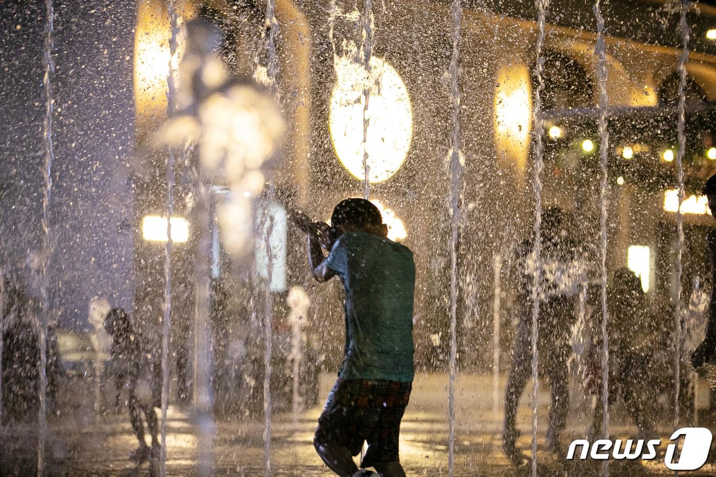 열대야 속 분수대 찾은 어린이. ⓒ News1 