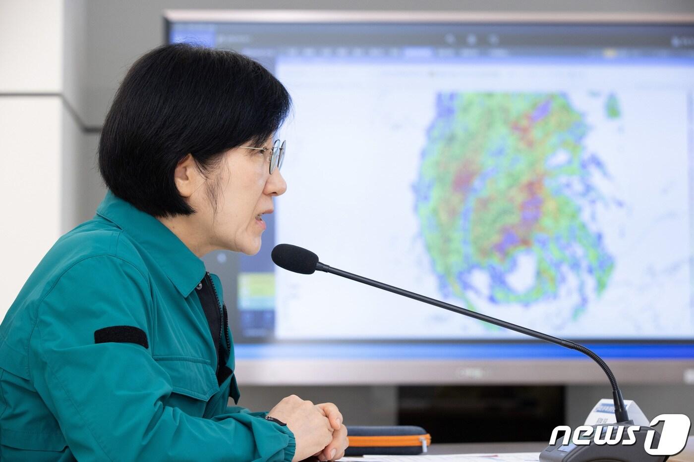 한화진 환경부장관이 서울 서초구 한강홍수통제소에서 태풍 ‘카눈’의 북상 상황을 공유하고 지역 및 기관별 대응 대책회의를 주재하고 있다. &#40;환경부 제공&#41; 2023.8.10/뉴스1