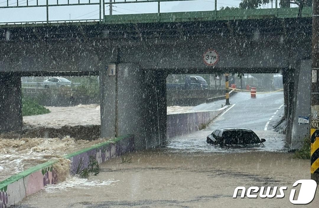 하천물이 범람하면서 지하차도에 고립된 차량. &#40;경북소방본부 제공&#41; 