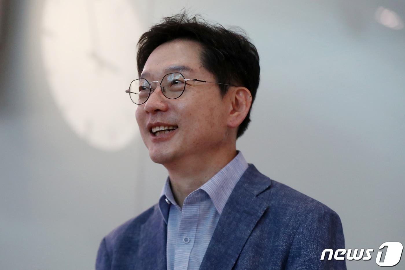 김경수 전 경남도지사가 10일 오전 인천국제공항을 통해 영국 유학길에 오르기 앞서 취재진의 질문에 답하고 있다. 2023.8.10/뉴스1 ⓒ News1 민경석 기자