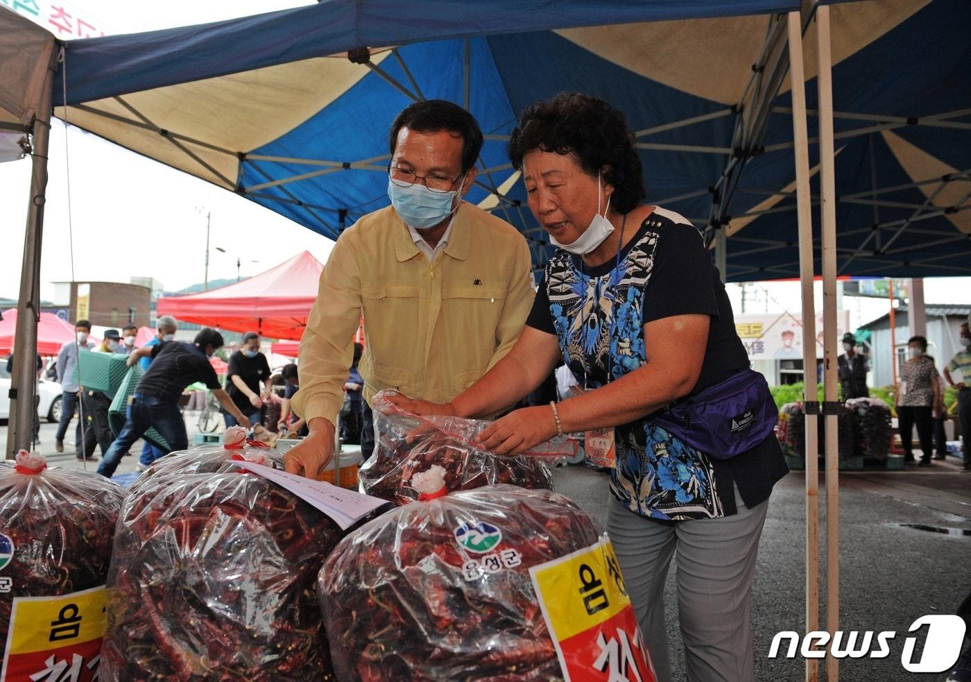  10일 충북 음성군은 음성청결고추 직거래장터를 오는 12일 개장한다고 밝혔다. 사진은 지난해 직거래장터서 고추 상태를 점검하고 있는 조병옥 군수.&#40;음성군 제공&#41;2023.8.10/뉴스1