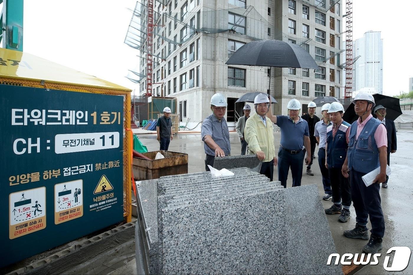 10일 이동환 고양시장&#40;가운데&#41;이 북상중인 태풍 카눈에 대비, 공사현장을 방문해 안전점검을 하고 있다. &#40;고양시 제공&#41;