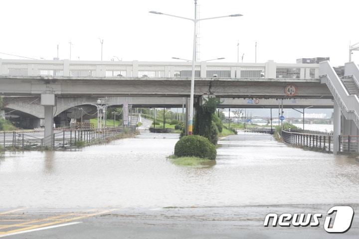 제6호 태풍 &#39;카눈&#39;이 한반도에 상륙한 10일 울산시 중구 울산교 하부 도로가 침수돼 있다. 2023.8.10/뉴스1 ⓒ News1 김지혜 기자