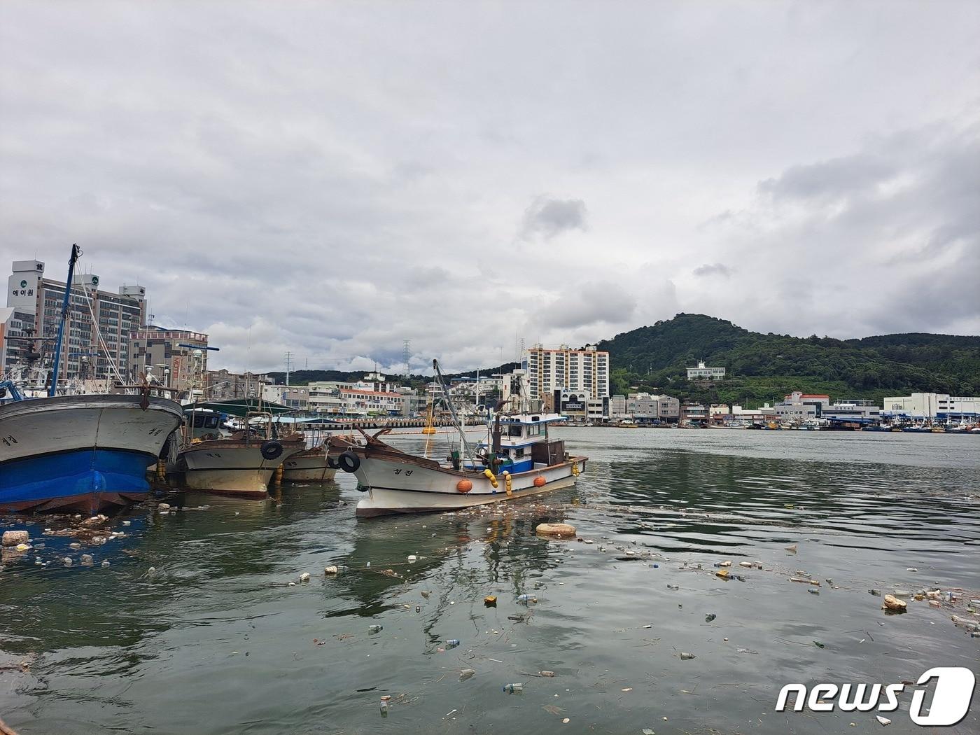 9일 오후 태풍 ‘카눈’을 피해 경남 통영시 동호항에 정박하고 있던 선박이 출항을 하기 위해 배를 돌리고 있다.2023.8.10/뉴스1 ⓒ News1 강미영 기자