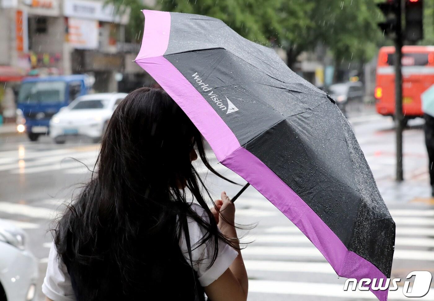 서울 종로에서 시민이 우산으로 비바람을 막고 있다. 2023.8.10/뉴스1 ⓒ News1 장수영 기자