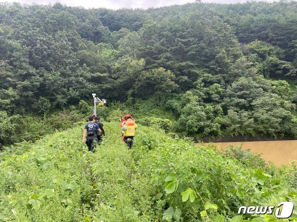 경찰과 소방당국이 10일 오후 대구 달성군 상원리 일대에서 태풍으로 실종된 주민을 수색하고 있다. &#40;대구소방본부 제공&#41; 2023.8.10/뉴스1