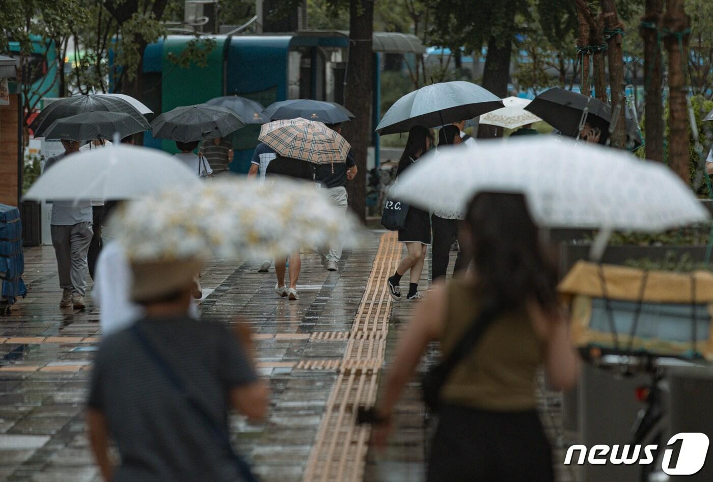 서울 종로구 광화문 사거리 인근에서 우산을 쓴 시민들이 발걸음을 재촉하고 있다. 2023.8.11/뉴스1 ⓒ News1 이재명 기자