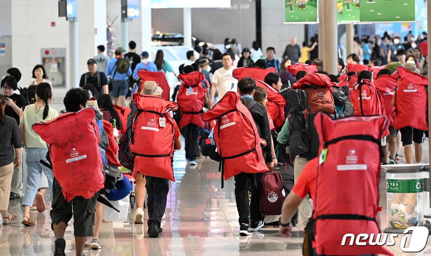 12일간의 여정을 마치고 순차적으로 본국으로 출국하기 시작한 세계스카우트 잼버리 대원들이 12일 인천국제공항에서 출국을 위해 이동하고 있다. 2023.8.12/뉴스1 ⓒ News1 공항사진기자단