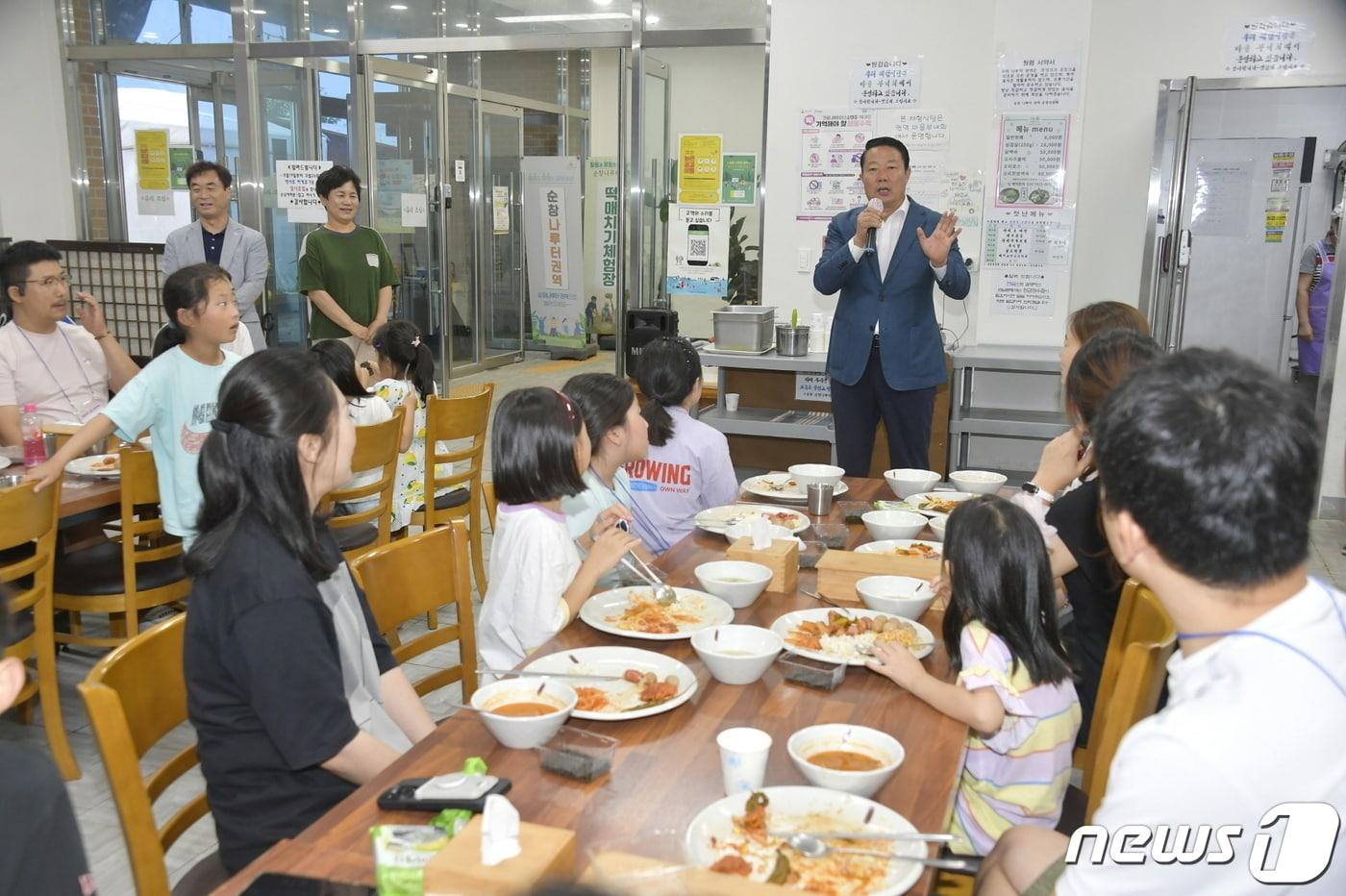 최영일 전북 순창군수가 농촌 유학 참살이 캠프 간담회에 참여해 유학생 가족들과 이야기를 나누고 있다.&#40;순창군 제공&#41;/뉴스1