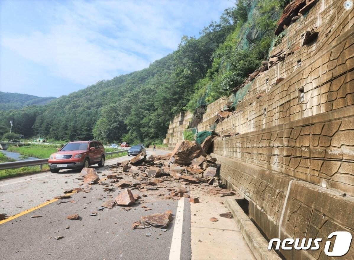 12일 오후 3시20분쯤 충북 보은군 내북면 이원리 지방도에 낙석이 발생했다. &#40;독자 제공&#41; /뉴스1 