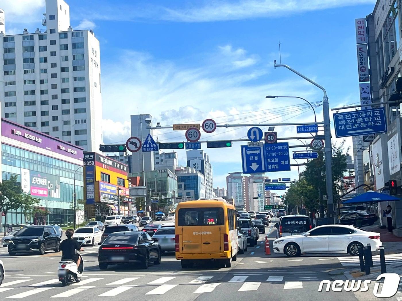 용인시 수지구 죽전동 죽전중고교앞사거리에 설치된 신호과속단속카메라 모습.&#40;용인시 제공&#41;