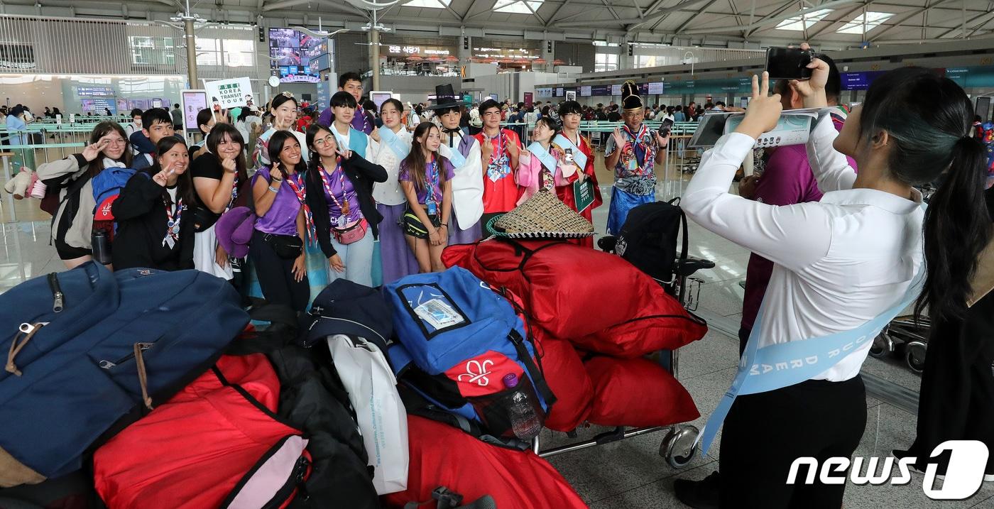 12일간의 여정을 마친 세계스카우트 잼버리 대원들이 13일 인천국제공항 출국장에서 환송 나온 한복을 입은 인천공항공사 관계자들과 기념촬영을 하고 있다. 2023.8.13/뉴스1 ⓒ News1 박지혜 기자