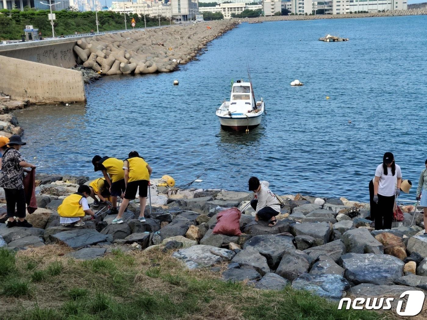 지난 13일 부산 영도구 하리항에서 연안정화활동 &#39;바다쓰담&#39; 참여자들이 쓰레기를 수거하고 있다.&#40;영도희망21 제공&#41;