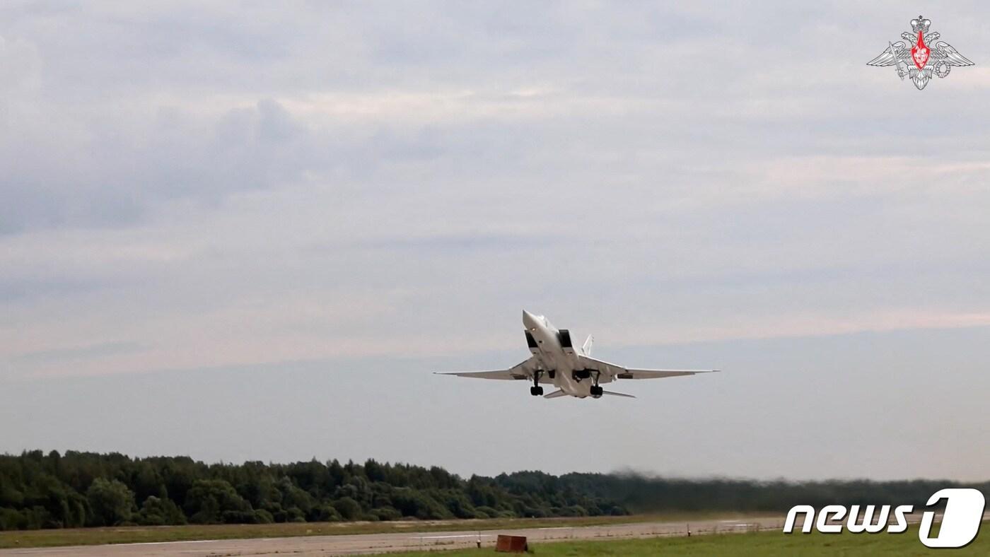 14일 &#40;현지시간&#41; 러시아 공군의 Tu-95MS 전략 폭격기가 북극의 공해를 비행하기 위해 이륙을 하고 있다. 2023.8.15 ⓒ 로이터=뉴스1 ⓒ News1 우동명 기자