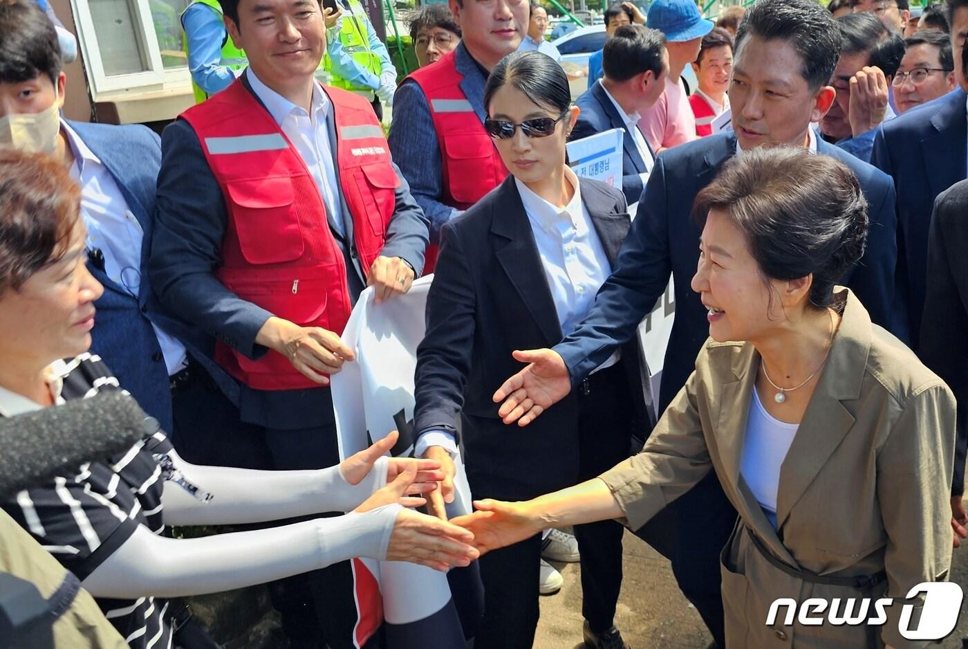 박근혜 전 대통령이 15일 경북 구미시 상모동 박정희 전 대통령 생가를 찾아 시민들과 인사나누고 있다./뉴스1 ⓒ News1 정우용 기자