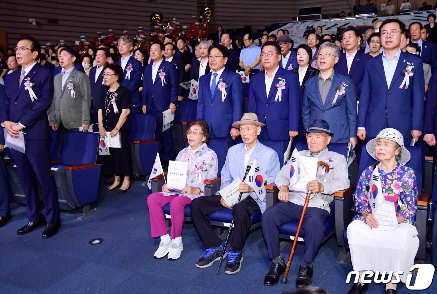 강기정 광주시장이 지난해 8월15일 시청 대회의실에서 열린 &#39;제78주년 광복절 경축식&#39;에 참석해 일제강제동원피해자인 양금덕 할머니, 이춘식 할아버지, 오연임 할머니, 이경석 할아버지 등 내빈들과 광복절 노래를 제창하고 있다.&#40;광주시 제공&#41;2023.8.15/뉴스1