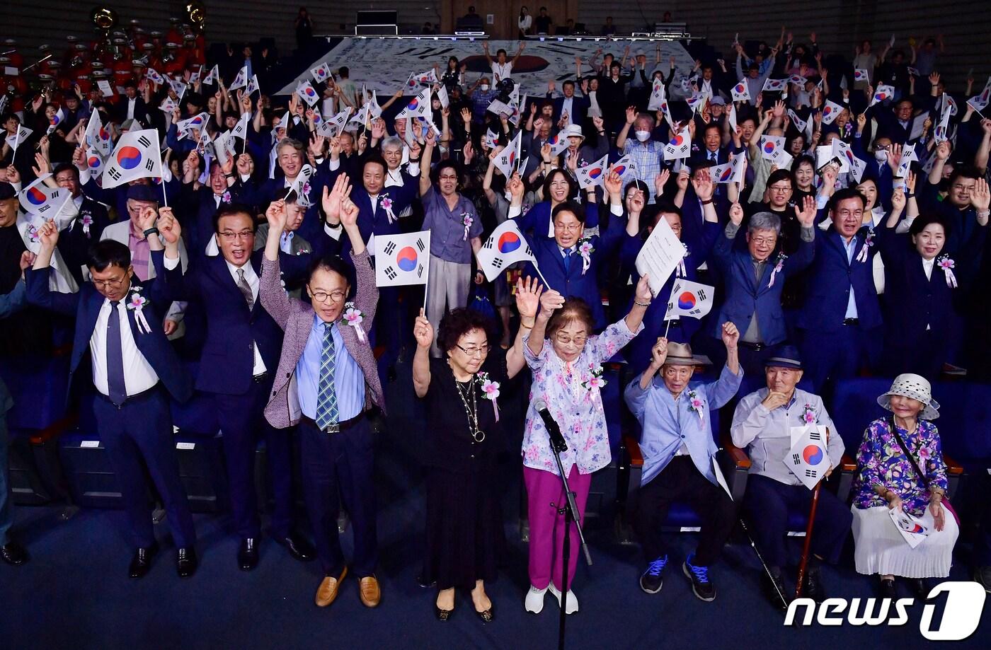 강기정 광주시장이 지난해 8월 15일 시청 대회의실에서 열린 &#39;제78주년 광복절 경축식&#39;에 참석해 일제강제동원피해자인 양금덕 할머니, 이춘식 할아버지, 오연임 할머니, 이경석 할아버지 등 내빈들과 만세삼창을 하고 있다.&#40;광주시 제공&#41;2023.8.15/뉴스1 