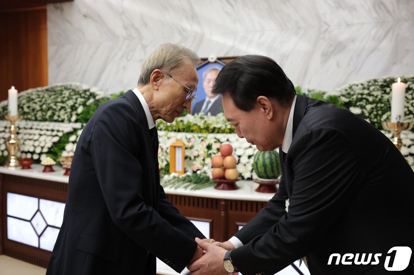 이명박 전 대통령이 15일 오후 서울 서대문구 신촌세브란스병원 장례식장에 마련된 윤석열 대통령의 부친 고 윤기중 연세대 명예교수 빈소를 찾아 조문한 뒤 윤 대통령과 악수를 나누고 있다.&#40;대통령실 제공&#41; 2023.8.15/뉴스1 ⓒ News1 오대일 기자