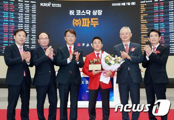 7일 오전 서울 영등포구 한국거래소에서 열린 &#39;파두 코스닥시장 상장기념식&#39;에서 유도석 한국IR협의회 상무&#40;왼쪽부터&#41;, 강왕락 코스닥협회 부회장, 이부연 한국거래소 코스닥시장본부장보, 이지효 파두 대표이사, 정영채 NH투자증권 대표이사, 배영규 한국투자증권 IB그룹장이 기념촬영을 하고 있다. &#40;한국거래소 제공&#41; 2023.8.7/뉴스1