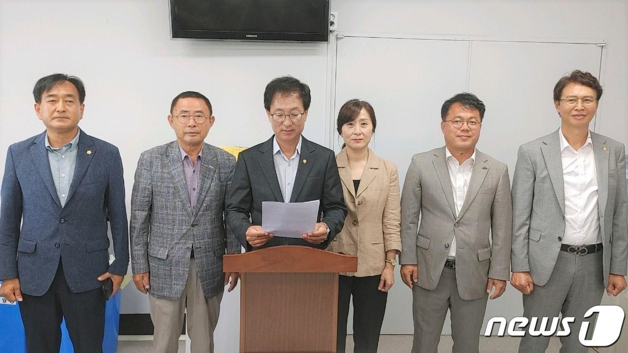 16일 오전 보은군의회 국민의힘 의원들이 김영환 충북지사의 주민소환과 관련한 입장을 밝히고 있다. /뉴스1