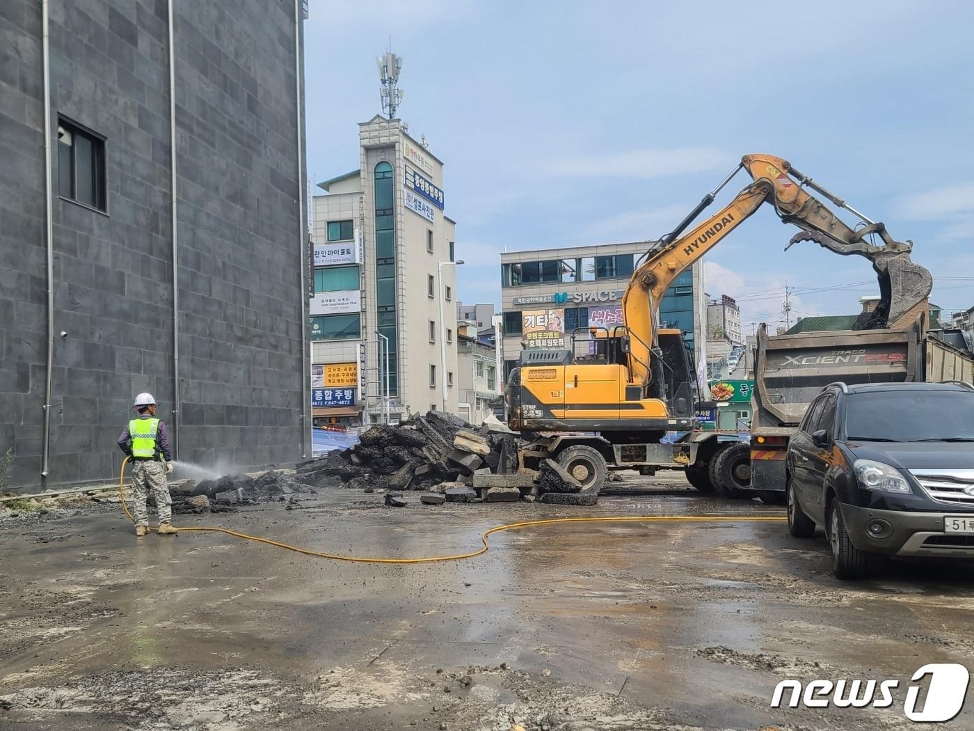 제천시 중앙로 내토시장 주차타워 건립공사 인근 건물 붕괴 우려로 중사중지 명령이 내려졌다. 