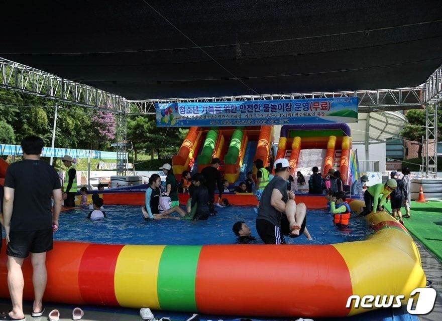 옥천군이 운영하는 청소년수련관 물놀이장 모습. &#40;옥천군 제공&#41; /뉴스1 