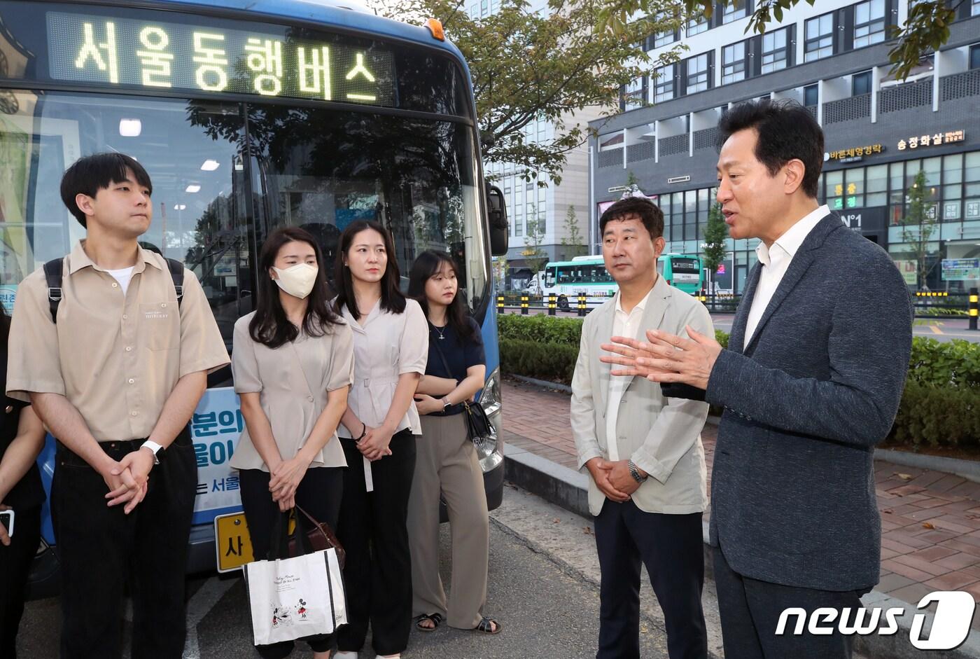 오세훈 서울시장이 17일 오전 경기 김포시 풍무동에서 서울 동행버스 &#39;서울02번&#39; 시승 점검 전 시민들과 대화를 나누고 있다. &#39;서울동행버스&#39;는 서울시가 수도권 주민들의 출근길 교통을 해소하기 위해 투입되는 버스이다. 2023.8.17/뉴스1 ⓒ News1 정진욱 기자