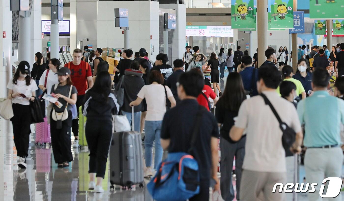 17일 오후 인천국제공항 제1터미널 출국장이 해외로 출국하려는 이용객들로 붐비고 있다. 인천국제공항공사 지난달 25일부터 이달 15일까지 공항 이용객은 총 396만2천908명으로 코로나19 발생 이전 대비 85%의 이용객을 회복했다고 밝혔다. 2023.8.17/뉴스1 ⓒ News1 장수영 기자