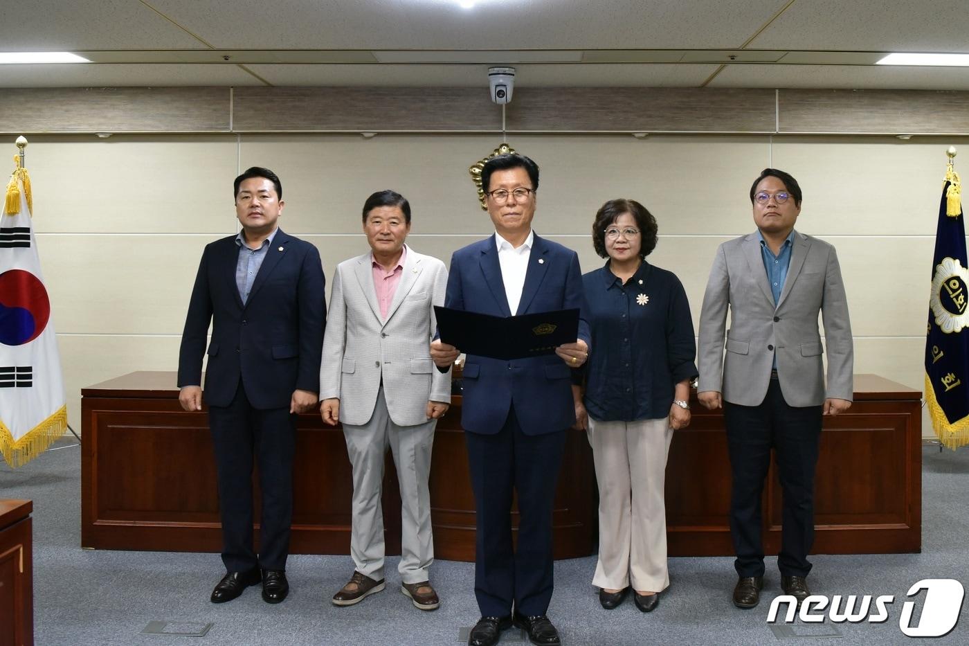  18일 충북 음성군의회 국민의힘 소속 군의원들이 김영환 충북지사의 주민소환 추진에 우려를 표명하는 성명서를 발표하고 있다.&#40;음성군의회 제공&#41;2023.8.18/뉴스1