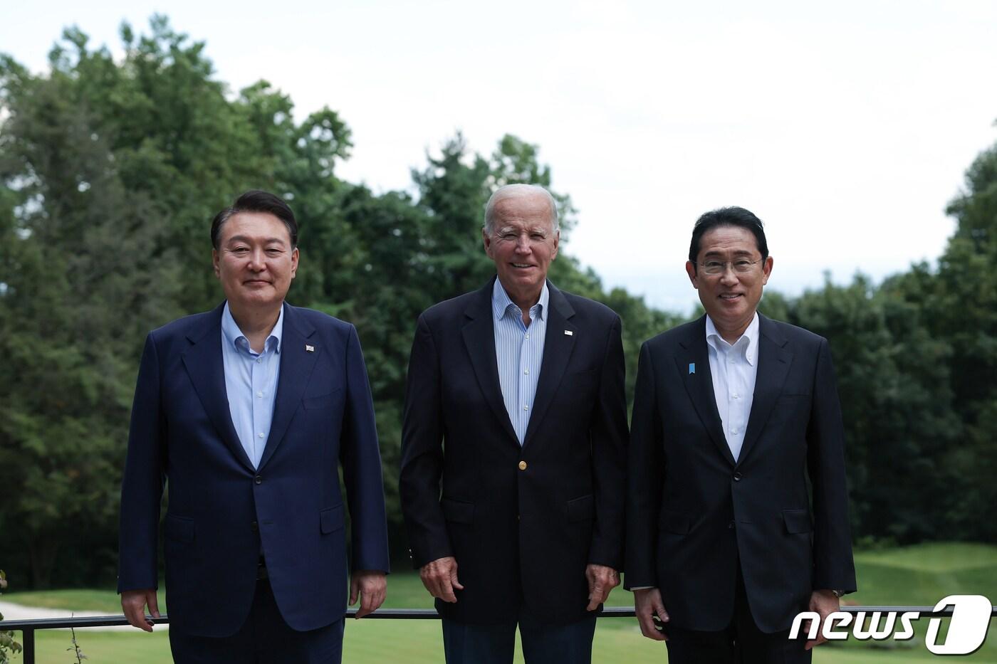 윤석열 대통령과 조 바이든 미국 대통령, 기시다 후미오 일본 총리가 18일&#40;현지시간&#41; 미국 워싱턴DC 인근 대통령 별장인 캠프 데이비드에서 한미일 정상 오찬에 앞서 기념촬영을 하고 있다. &#40;대통령실 제공&#41; 2023.8.18/뉴스1 ⓒ News1 오대일 기자