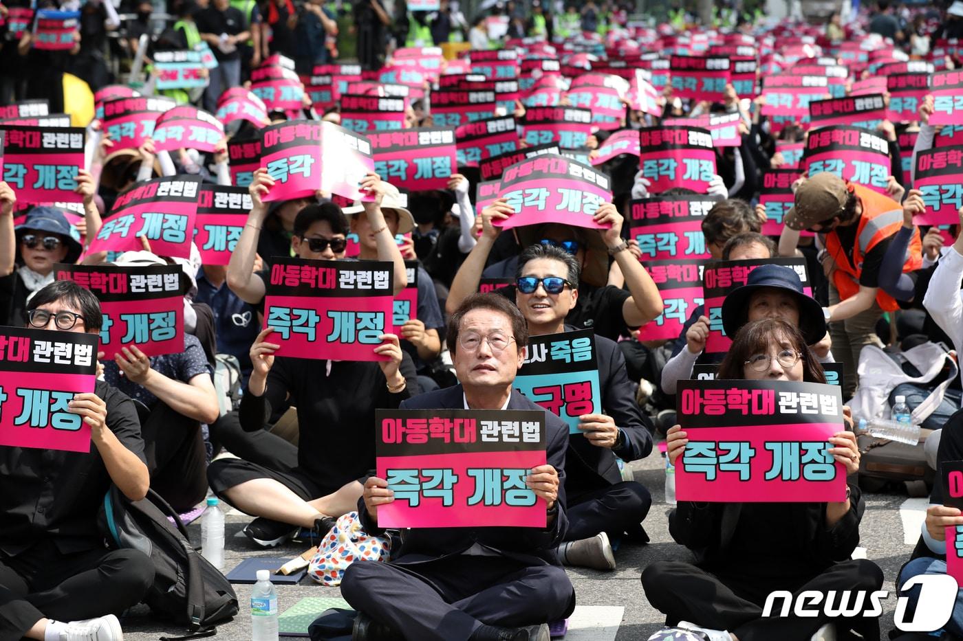 조희연 서울시 교육감이 19일 오후 서울 여의도 국회 앞에서 열린 &#39;무법지대에서 교육안전지대로&#39; 국회 입법 촉구 추모 집회에 참석하고 있다. 이날 집회에 참석한 교사들은 교사의 억울한 죽음 진상 규명, 아동학대관련법 9월4일까지 개정, 실효적인 민원처리 시스템 마련 등을 촉구했다. 2023.8.19/뉴스1 ⓒ News1 이승배 기자