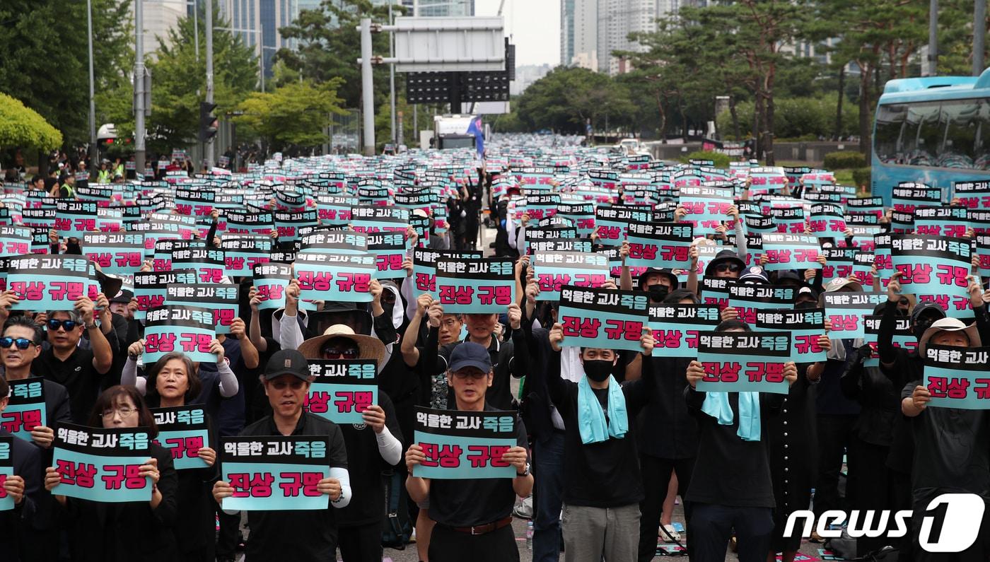 19일 오후 서울 여의도 국회 앞에서 열린 &#39;무법지대에서 교육안전지대로&#39; 국회 입법 촉구 추모 집회에 참가한 전국 교사들이 교사의 억울한 죽음 진상 규명, 아동학대관련법 9월4일까지 개정, 실효적인 민원처리 시스템 마련 등을 촉구하고 있다. 2023.8.19/뉴스1 ⓒ News1 이승배 기자