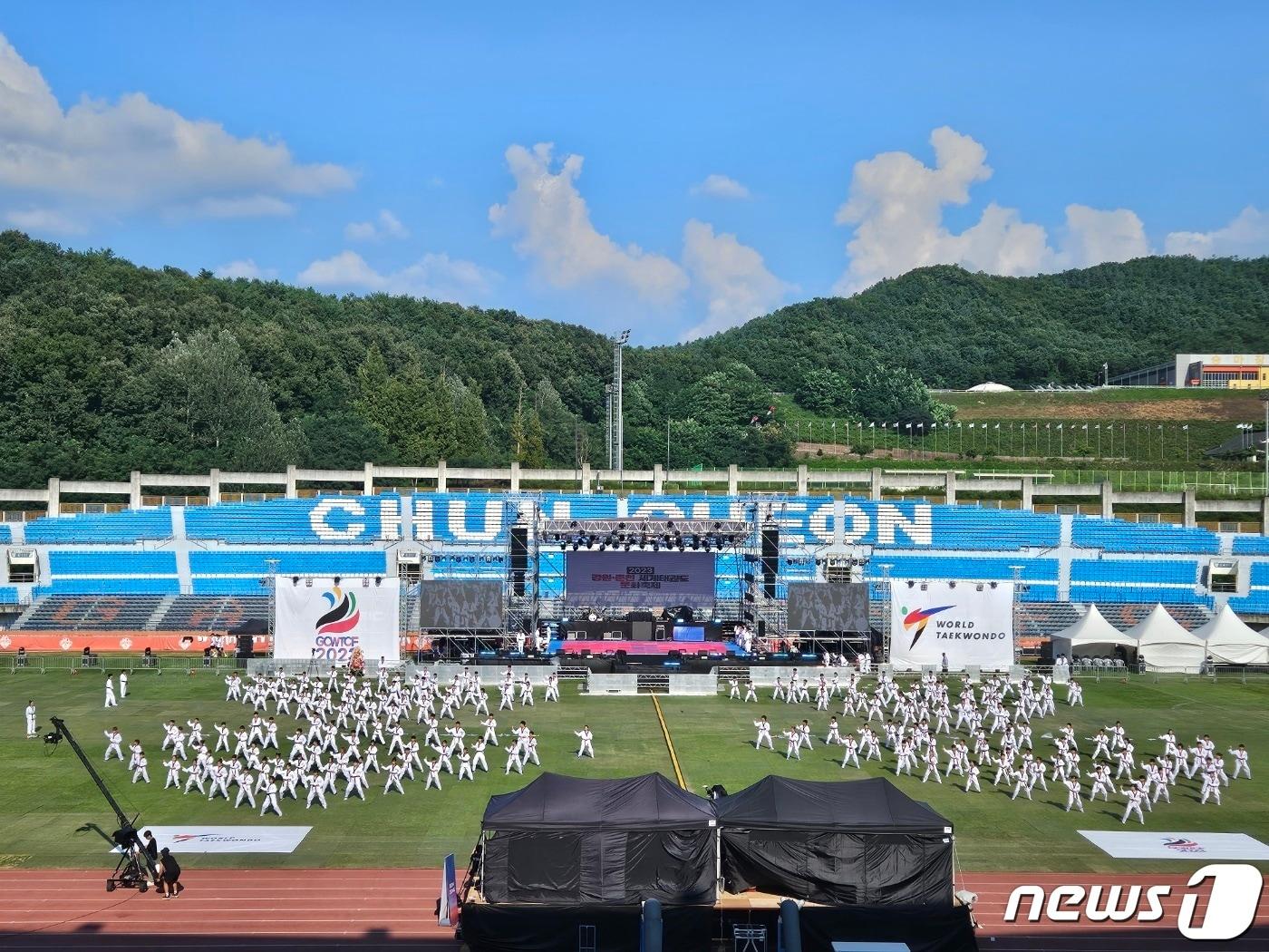 강원·춘천세계태권도문화축제 개막식이 열린 19일 강원 춘천 송암 스포츠타운 주 경기장에서 어린이태권도 시범단이 공연을 펼치고 있다.2023.8.19 한귀섭 기자