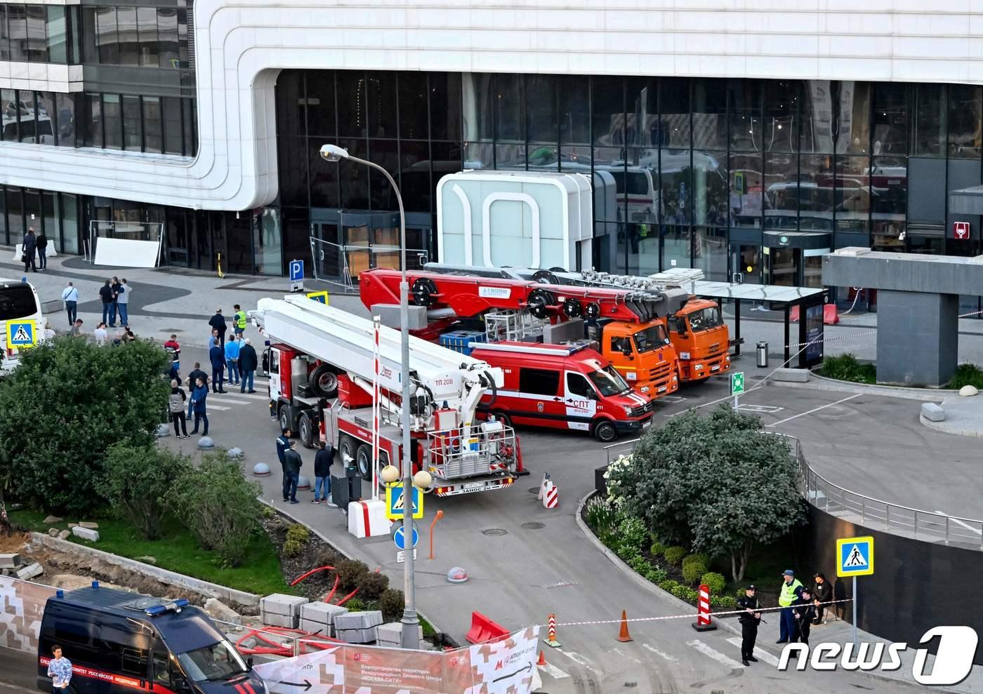 지난 1일&#40;현지시간&#41; 드론의 공격을 받은 러시아 모스크바의 국제 비즈니스 센터 건물 주면에 소방대원이 출동을 하고 있다. 2023.8.2 &lt;자료사진&gt;ⓒ AFP=뉴스1 ⓒ News1 우동명 기자