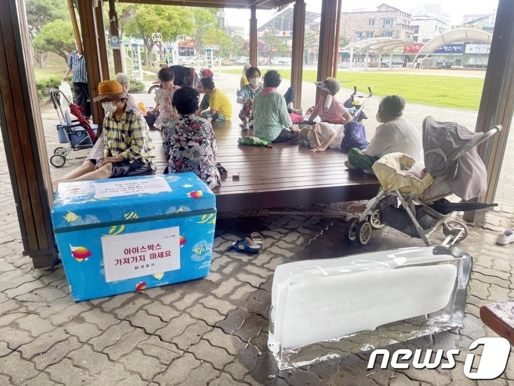 전북 정읍시가 9월30일까지 폭염대책 기간으로 정하고 ‘폭염 대응 종합대책’을 본격 추진한다고 2일 밝혔다. 수성공원 쉼터에 마련된 얼음생수&#40;정읍시 제공&#41;2023.8.2/뉴스1 