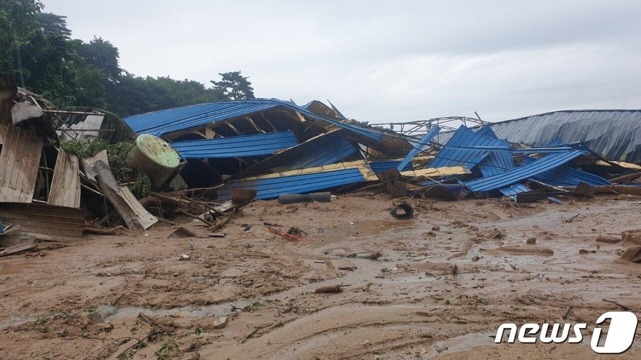 지난 7월 집중호우 때 산사태가 발생해 큰 피해를 본 충북 증평군 증평읍 율리의 한 축사.&#40;증평군 제공&#41;/뉴스1