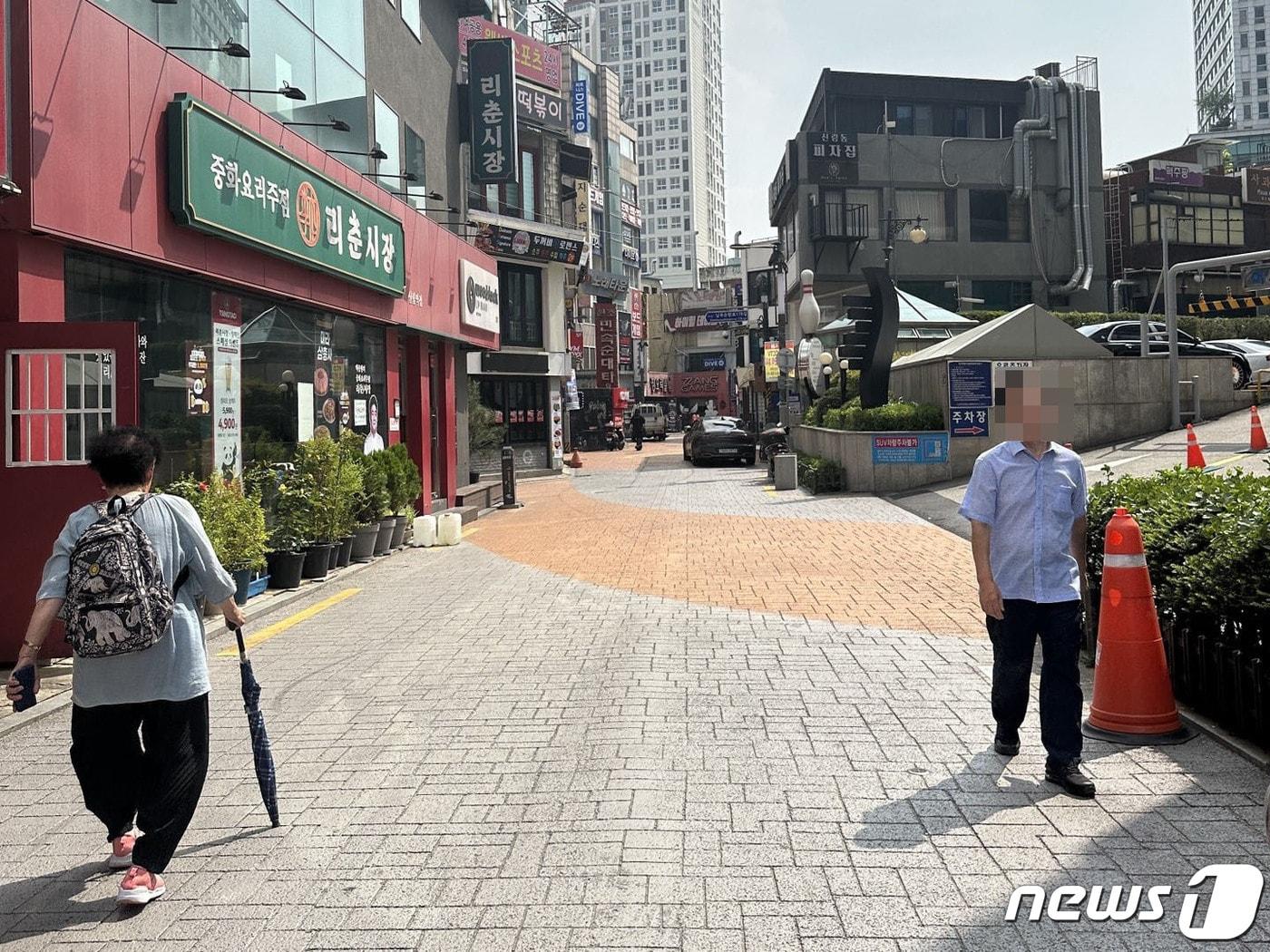 2일 신림역 4번 출구 인근 골목. 지난달 21일 흉기난동 사건이 발생한 이후 점심 시간임에도 거리가 한산한 모습이다. 2023.8.2/뉴스1 ⓒ News1 홍유진 수습기자