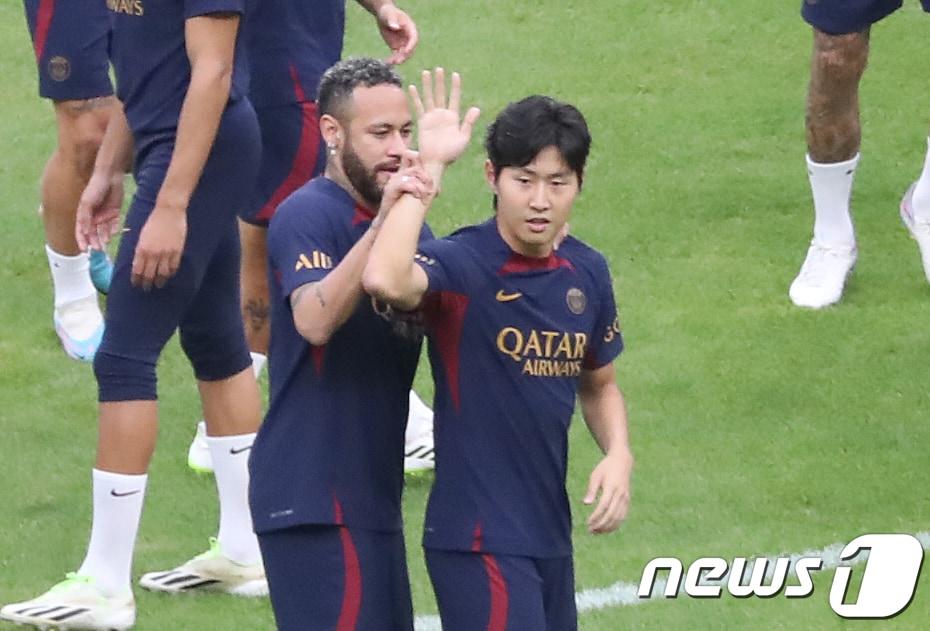 파리 생제르맹&#40;PSG&#41; 이강인과 네이마르가 2일 오후 부산 연제구 부산아시아드주경기장에서 K리그1 전북 현대와 쿠팡플레이 3차전을 앞두고 열린 오픈 트레이닝에서 팬들에게 인사하고 있다. 2023.8.2/뉴스1 ⓒ News1 윤일지 기자