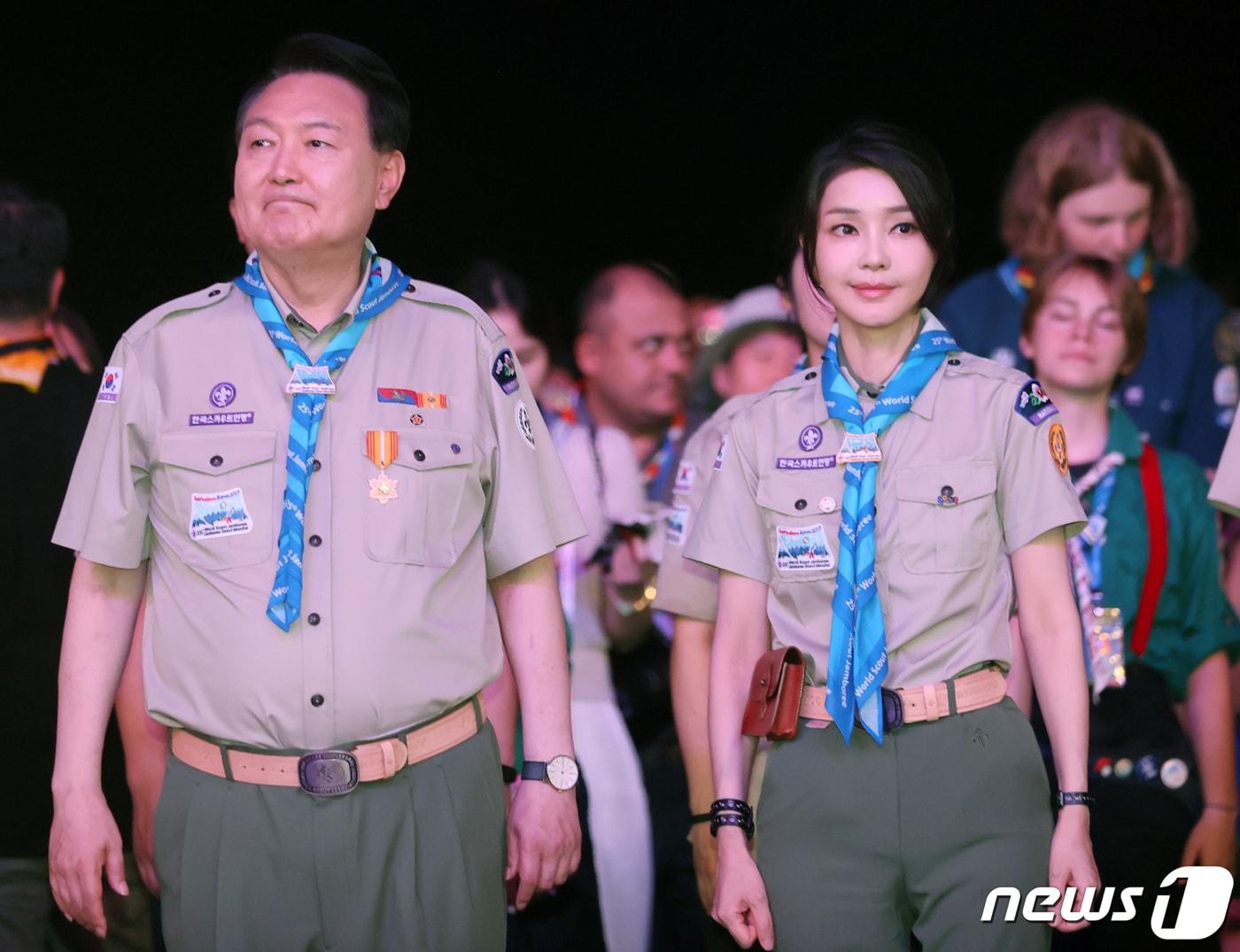 윤석열 대통령과 김건희 여사가 2일 전북 부안군 새만금 일원에서 열린 &#39;2023 새만금 제25회 세계스카우트 잼버리&#39; 개영식에 참석해 이동하고 있다. 2023.8.2/뉴스1 ⓒ News1 전북사진기자단