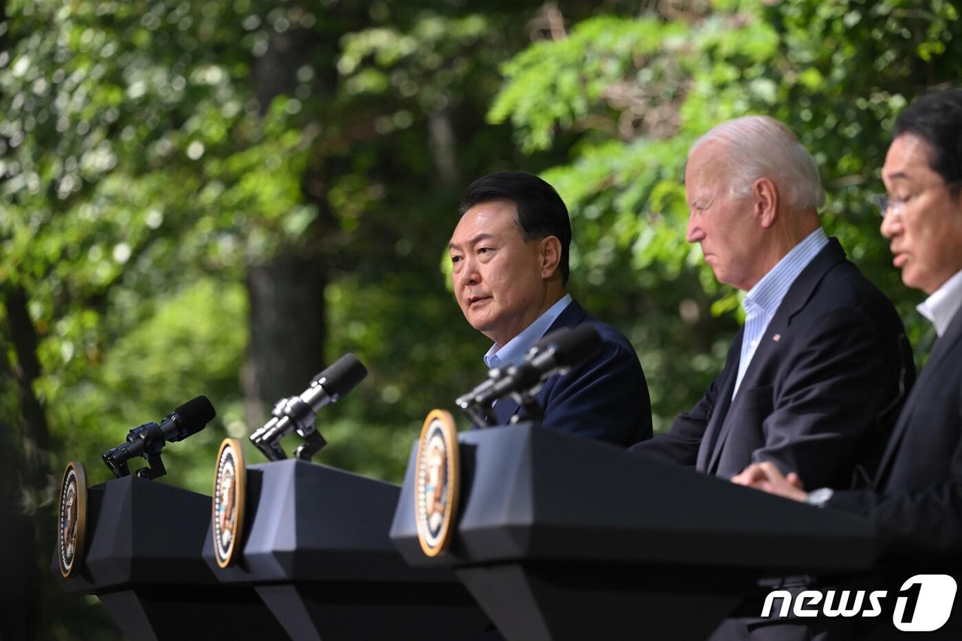 윤석열 대통령과 조 바이든 미국 대통령, 기시다 후미오 일본 총리가 지난 8월18일&#40;현지시간&#41; 미국 워싱턴DC 인근 대통령 별장인 캠프 데이비드에서 한미일 정상 공동기자회견을 하고 있는 모습 &#40;대통령실 제공&#41; 2023.8.18/뉴스1 ⓒ News1 안은나 기자