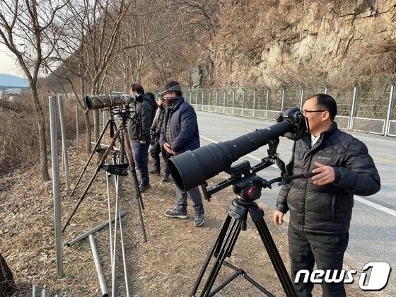 충북 충주 단월 상수원보호구역이 천연기념물 수달 관측 장소로 인기를 얻고 있다. 사진은 수달을 관찰하기 위해 단월 노루목 강변을 찾은 사진가들.&#40;충북환경운동연대 제공&#41;/ⓒ 뉴스1