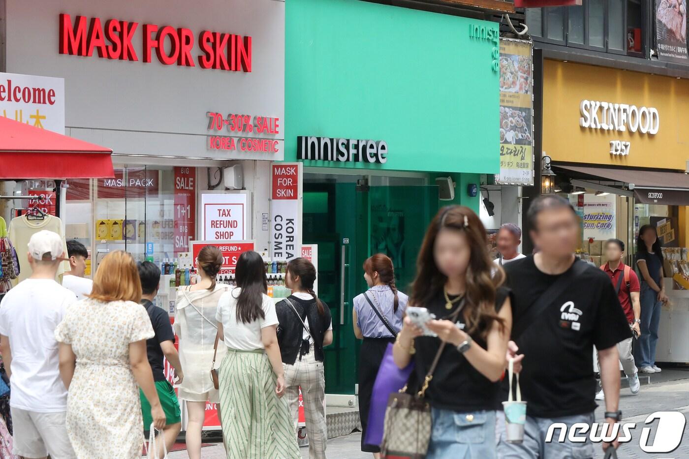 중국 정부가 최근 한국행 단체관광 비자 발급을 공식 재개하면서 국내 화장품 업계가 800만 유커&#40;중국인 관광객&#41;를 끌어들일 각종 혜택 마련에 공을 들이고 있다. 20일 서울 중구 명동 거리에 줄지어 문을 연 화장품 매장이 영업을 하고 있다. 2023.8.20/뉴스1 ⓒ News1 민경석 기자